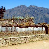 Popis: Modlitební zdi cestou do sedla Lamjur La