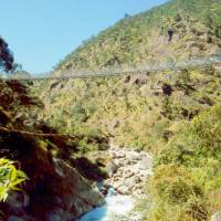 Popis: Starý a nový vysutý most přes řeku Dudh Kosi