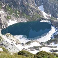 Popis: Horské jezero, částečně pod ledem