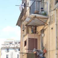 Popis: Bastia, venkovní záchody na balkónech