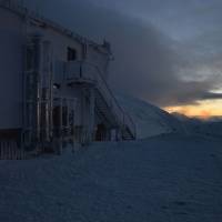 Popis: U chaty Schiestlhaus (2153 m), slunce už zapadlo, v cca 6 večer.