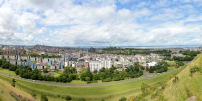 Popis: Edinburgh, panoráma města z nádherného parku Holyrood.
