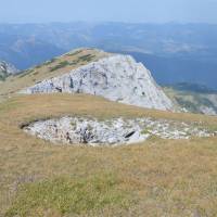 Popis: Ljumbardská planina, hora Žuty kamen, propast na vrcholu