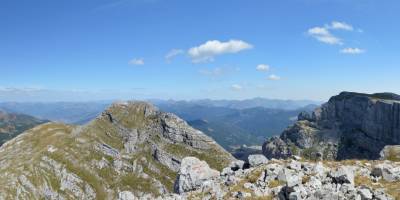 Popis: Na vrcholu hory Zla Kolata (2534 m), vzadu kosovské Prokletije