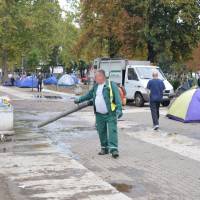 Popis: Bělehrad: ranní úklid uprchlického tábora