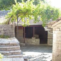 Popis: Řecko, pohoří Pindos, kamenná vesnička Monodendri
