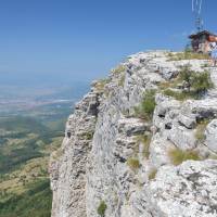 Popis: Basarski kamen, nejvyšší bod (1377 m) planiny Vidlič, dole město Pirot