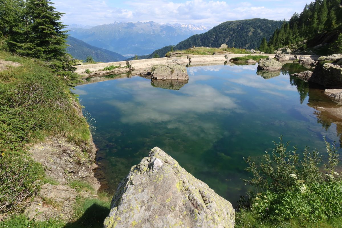 Valle Tronella, mikropřehrada, vzadu švýcarská hranice