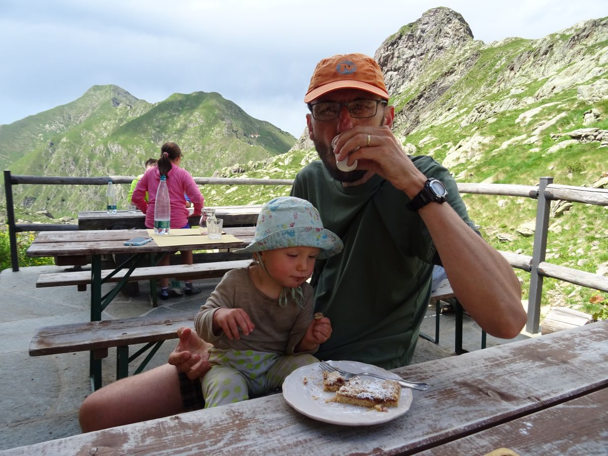 Svačinka na rifugiu FALC, pokračovali jsme dále