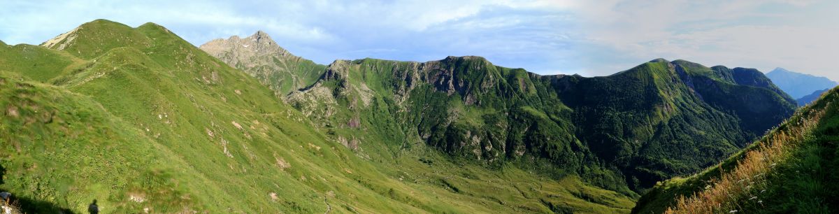 Rifugio Santa Rita, vzadu Pizzo Tre Signori (2554 m)